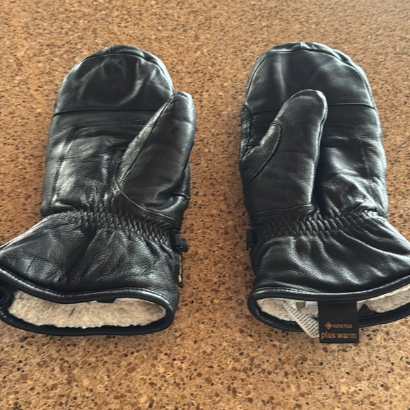 EUC Spyder Womens Turret GTX Mitten Black (worn 2 times) - Picture 5 of 6